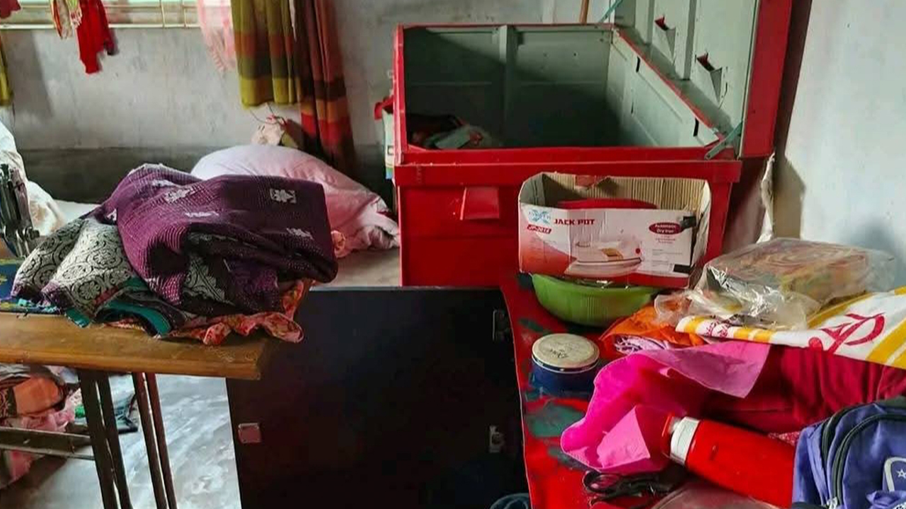 বিএনপি নেতার বাড়িতে সবাইকে বেঁধে ডাকাতি